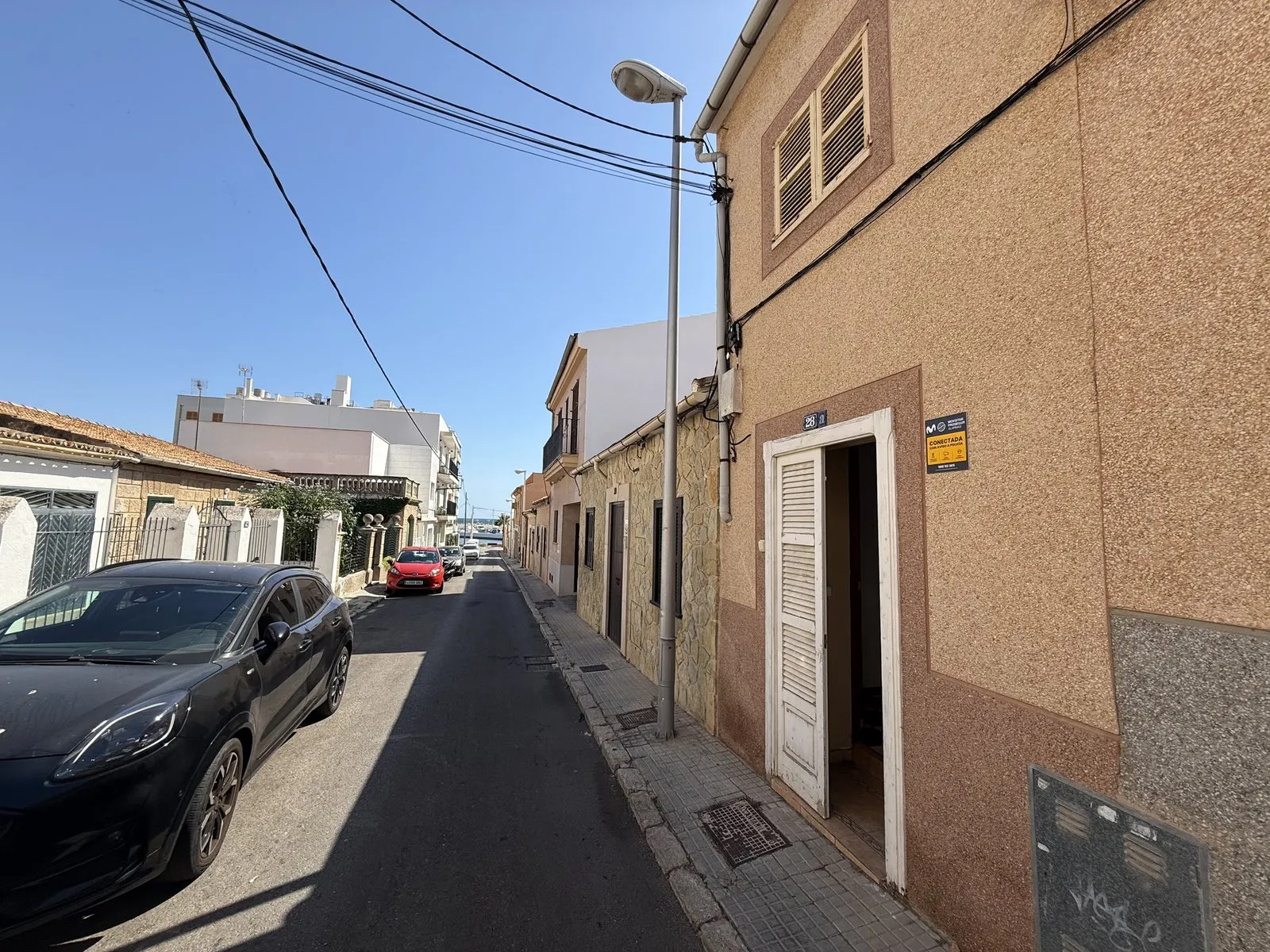 La casa de Cala Gamba el día de la compra, con el mar al final de la calle