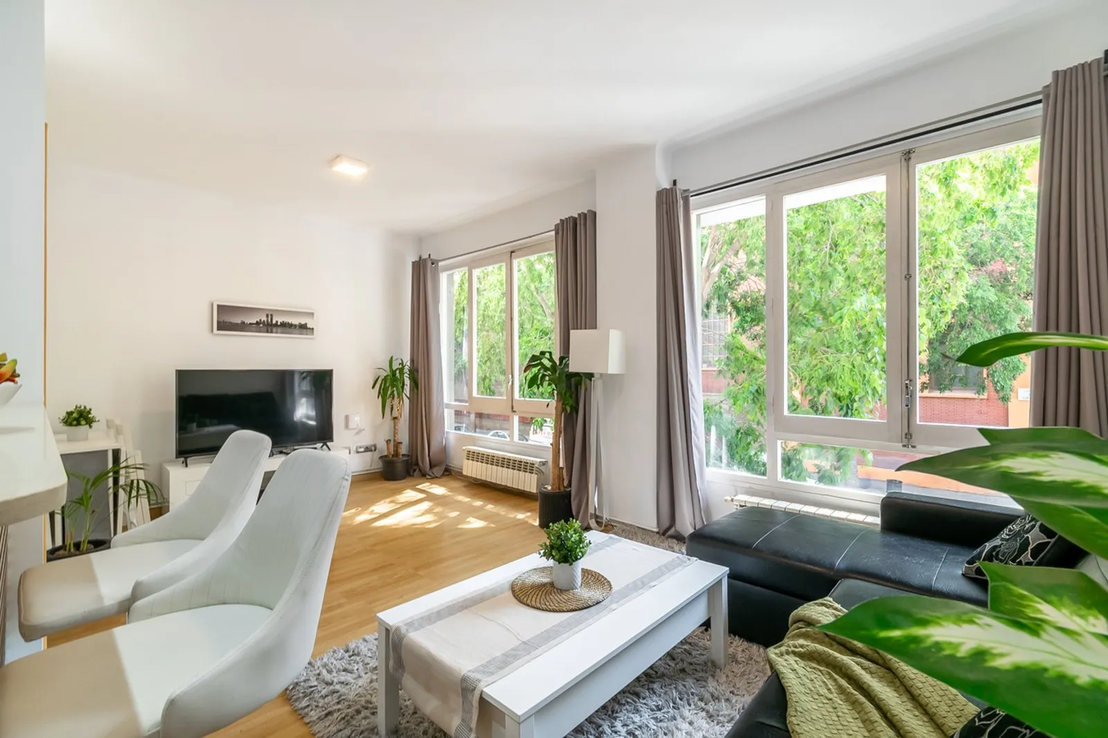 El salón del piso de la calle Còrsega, reformado y con home staging