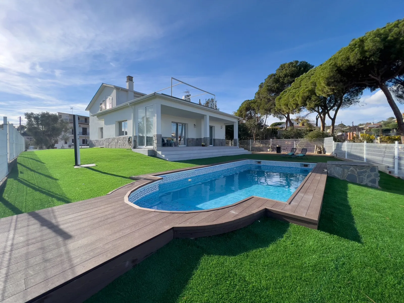 La casa de Lliçà d'Amunt con jardín y piscina, ya reformada