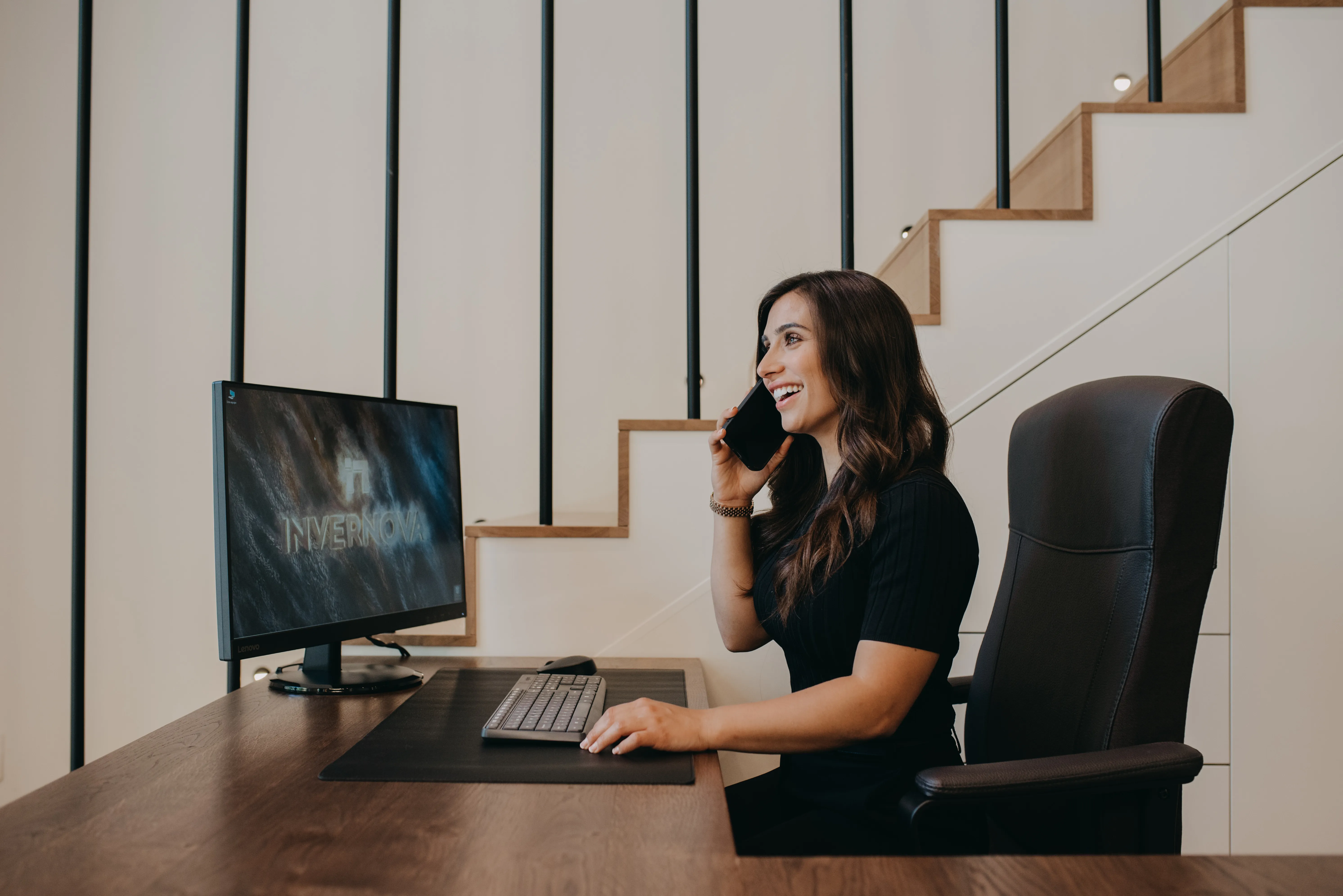 Sandra Garriga al teléfono en la oficina de Invernova