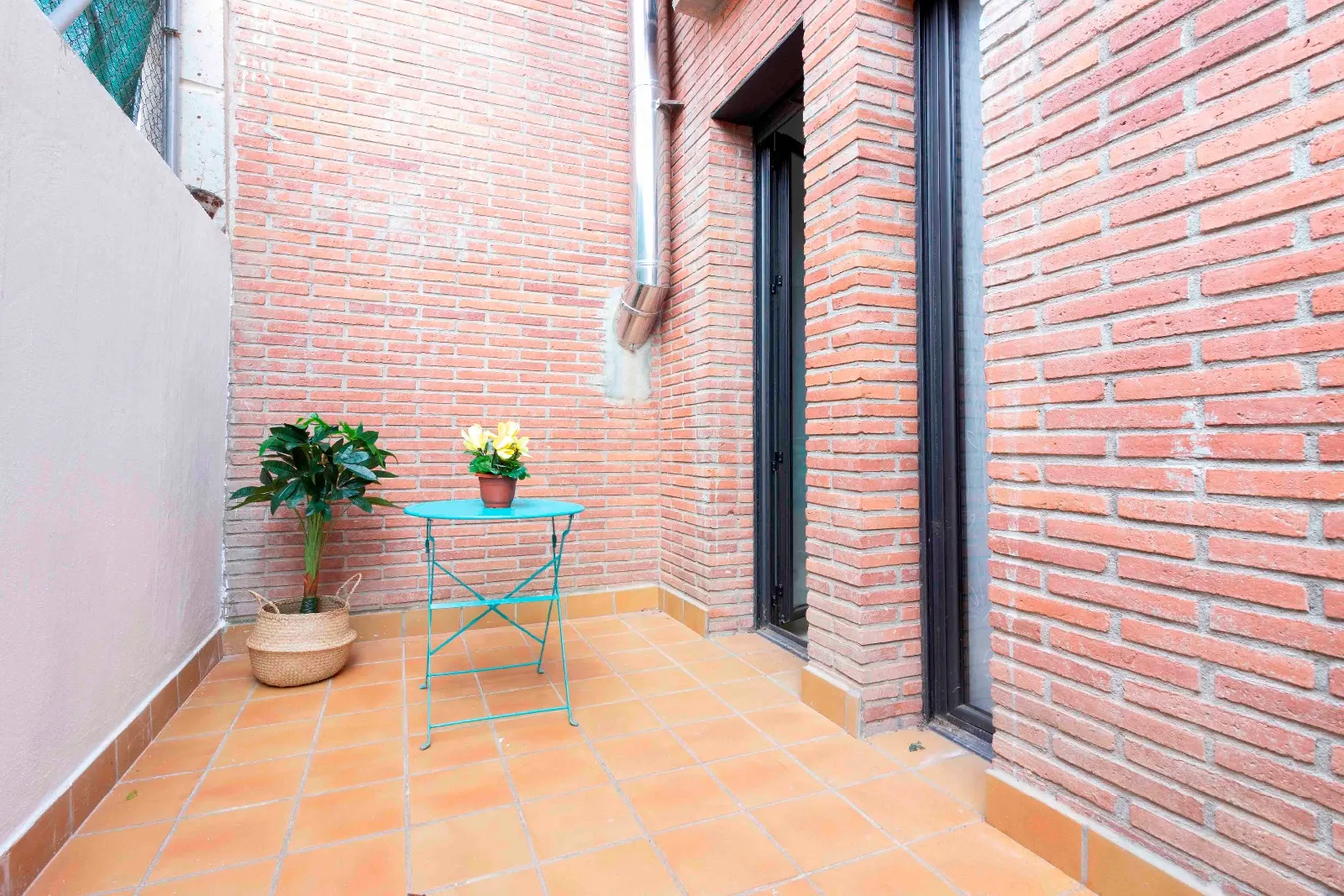 El mismo patio, reformado y preparado para la venta