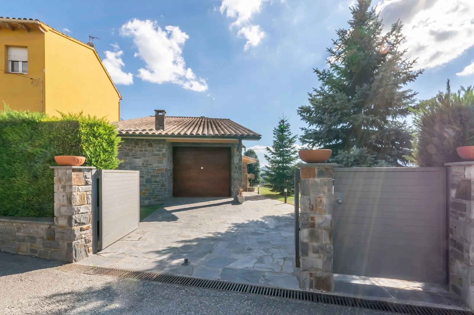 La casa de Seva reformada, con su entrada de piedra